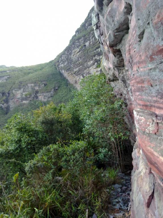 Trilha beirando a encosta dos paredões do Canyon do 21, em Lençóis, na Chapada Diamantina - BA